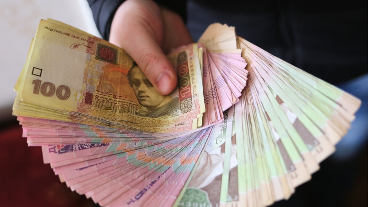 person holding banknote